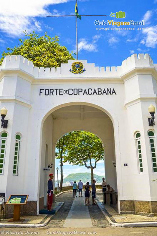 Imagem da entrada ao Forte de Copacabana.